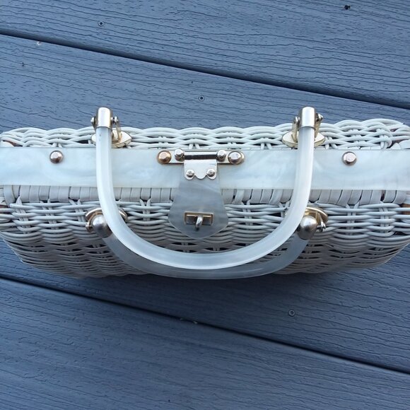 Vintage wicker handbag with lucite handles circa 1950's  made in Hong Kong - Picture 2 of 7